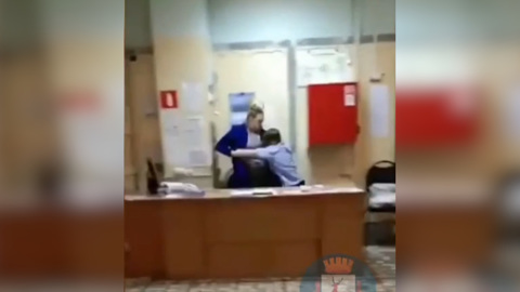 Школьная сотрудница разняла детей и стала предметом бурного обсуждения в социальной сети