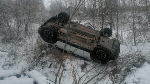 В Новосибирске автомобиль вылетел с дороги из-за сердечного приступа водителя