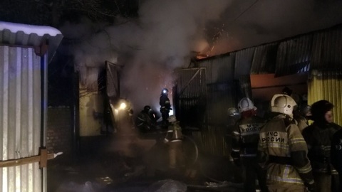 Крупный пожар на складе упаковочных материалов в Самаре тушили 96 человек