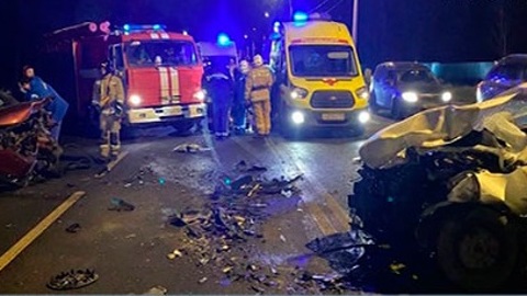 На шоссе в сторону Петергофа лоб в лоб столкнулись кроссовер и автомобиль каршеринга