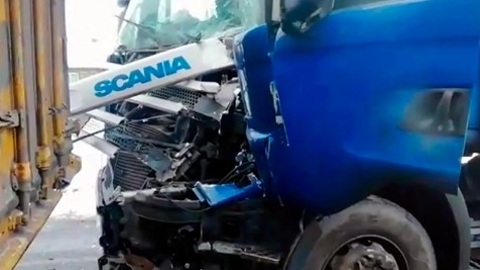 Водителя фуры зажало в кабине после аварии на Калужском шоссе