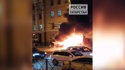 В центре Казани загорелся пассажирский автобус
