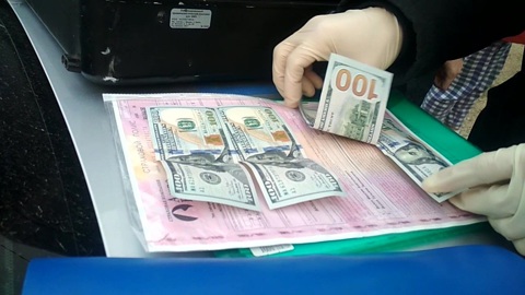 В Крыму водитель без прав предложил полицейским взятку в 400 долларов