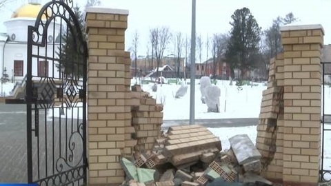 В Кудымкаре лихач протаранил кирпичную ограду парка