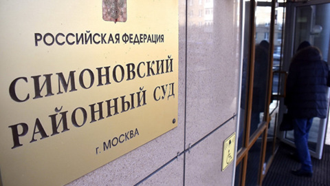Бывшего полицейского, стрелявшего в школьницу, отправили под домашний арест