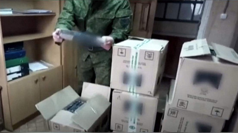 Контрабанду сигарет на миллион рублей пытались переправить с помощью троса и плота