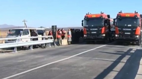 Новый мост через реку Сахарная на прочность проверяет спецтехника