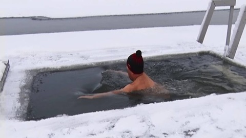 Ачинские моржи открыли купальный сезон