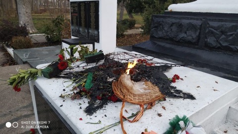 В Крыму неизвестные сожгли венки у Вечного огня