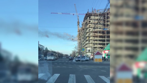 В центре Благовещенска башенный кран опасно переносил груз над проезжей частью