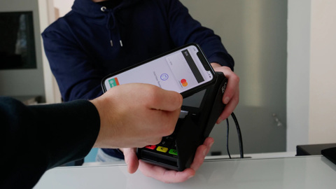 Россияне судятся из-за отключения Apple Pay