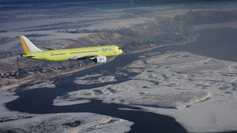 Среднемагистральный пассажирский самолет МС-21 совершил первый полет с российским двигателем. Видео из Сети