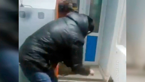 Как взломщика банкомата отвлек телефонный звонок. Вести. Дежурная часть