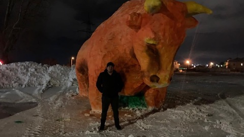 Жители татарского города слепили огромного снежного быка