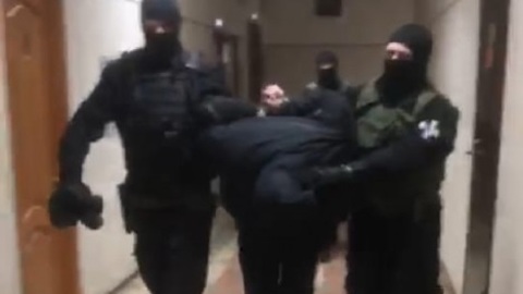 Пожилой дилер в Костроме приобщал к наркотикам 15-летних девушек