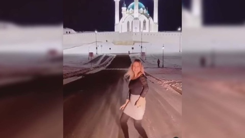 Танцующая на фоне мечети девушка возмутила казанцев