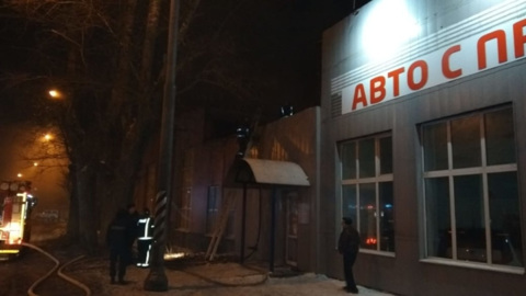 Крупный пожар произошел в подмосковном автосалоне