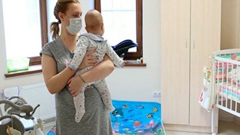 142 малыша, рожденные суррогатными матерями в Петербурге, воссоединились с семьей