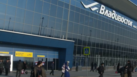 В аэропорту Владивостока пассажира сняли с авиарейса на Москву