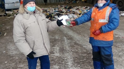 Омскому пенсионеру помогли найти выброшенные в мусор документы
