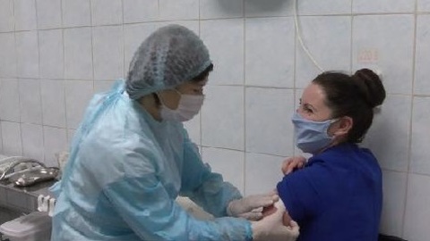 Тюменцы начали получать вторую дозу вакцины от коронавируса