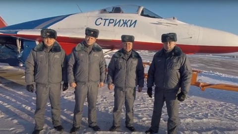 Летчики "Стрижей" поздравили барнаульцев с Новым годом