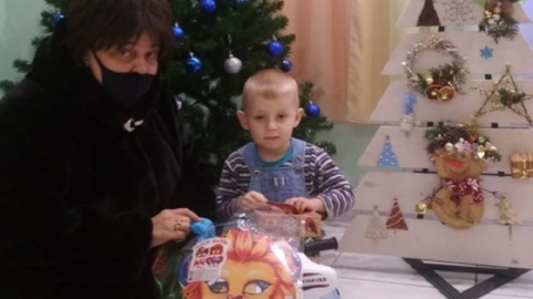 Липецкие полицейские привезли новогодние подарки в детский дом