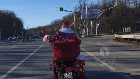 На дорогах Ставрополя заметили Деда Мороза на мотоцикле