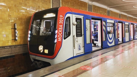 Мужчина упал под колеса поезда на красной ветке московского метро