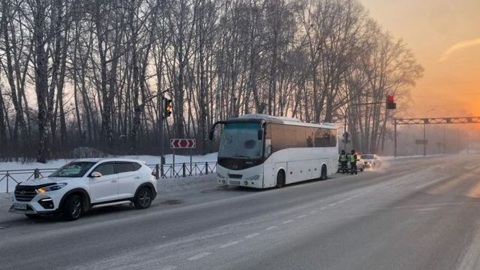 На новосибирской трассе в мороз заглох автобус с 51 пассажиром