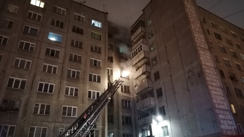 Во время пожара в челябинской многоэтажке спасли 11 человек