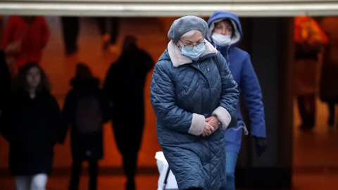 В Питере продлили масочный режим, но отменили другие ограничения