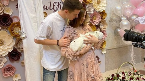 Сын певицы Валерии забрал жену и дочь из родильного дома