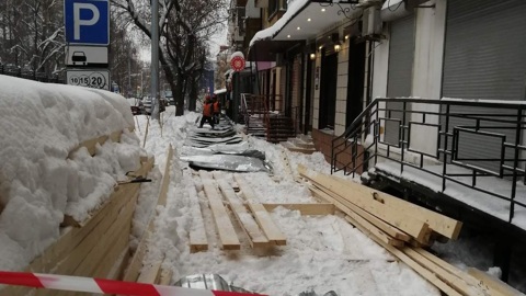 Упавшее перекрытие покалечило прохожих в Перми