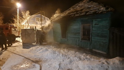 На ночном пожаре в Оренбуржье пострадал трехлетний ребенок и двое взрослых