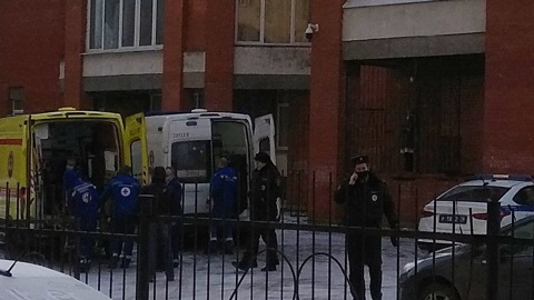 Шестиклассник выпал с четвертого этажа питерской школы