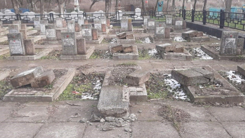 В Херсоне вандалы надругались над братской могилой воинов-освободителей