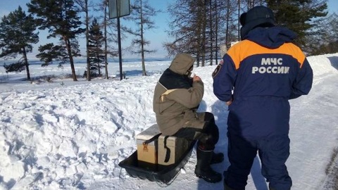 Спасательная операция: на Байкале сняли двух рыбаков с дрейфующей льдины