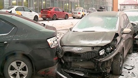 На Суздальском проспекте водитель минивэна устроил ДТП на автомойке