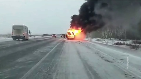 Под Омском на дороге сгорела маршрутка