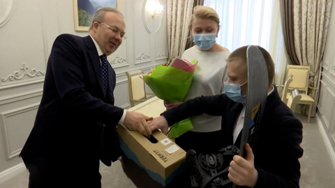 "Елка желаний" продолжается: юный уфимец получил в подарок снаряжение сноубордиста