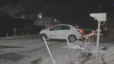 В Екатеринбурге автомобиль врезался в барьер железнодорожного переезда