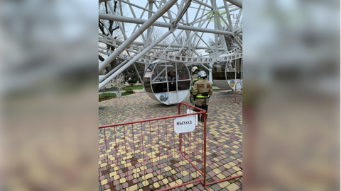 В Евпатории два человека застряли на обесточенном колесе обозрения