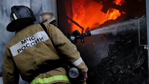 Во время пожара во Владивостоке обрушилась крыша жилого дома на четырех хозяев
