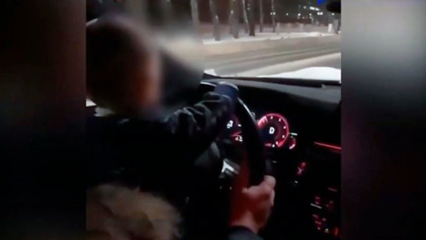 Водитель со стажем: в центре Чебоксар родители посадили за руль маленького ребенка