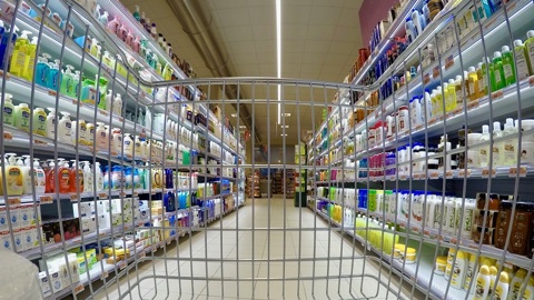 Липчанин с ножом укатил из магазина тележку с продуктами