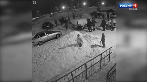Тамбовчане сами очистили свой двор от снега