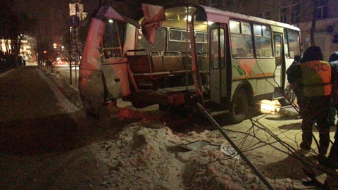 В Воронеже маршрутку разорвало после столкновения со стоящей "Газелью"