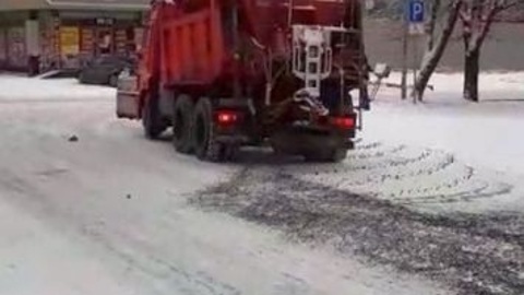 В Ессентуках борются с последствиями снегопада и обледенения