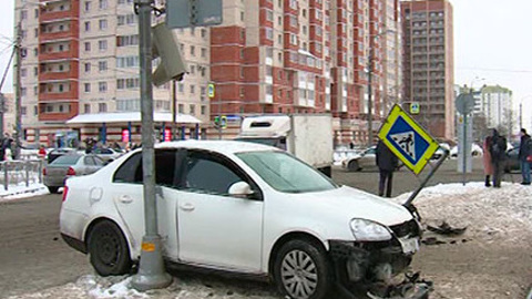 На юге Петербурга автомобиль вылетел на тротуар и сбил несколько человек